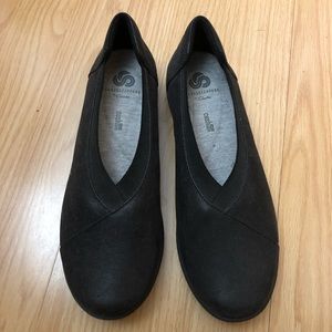 Clarks Cloud Steppers black slip on shoes 7.5